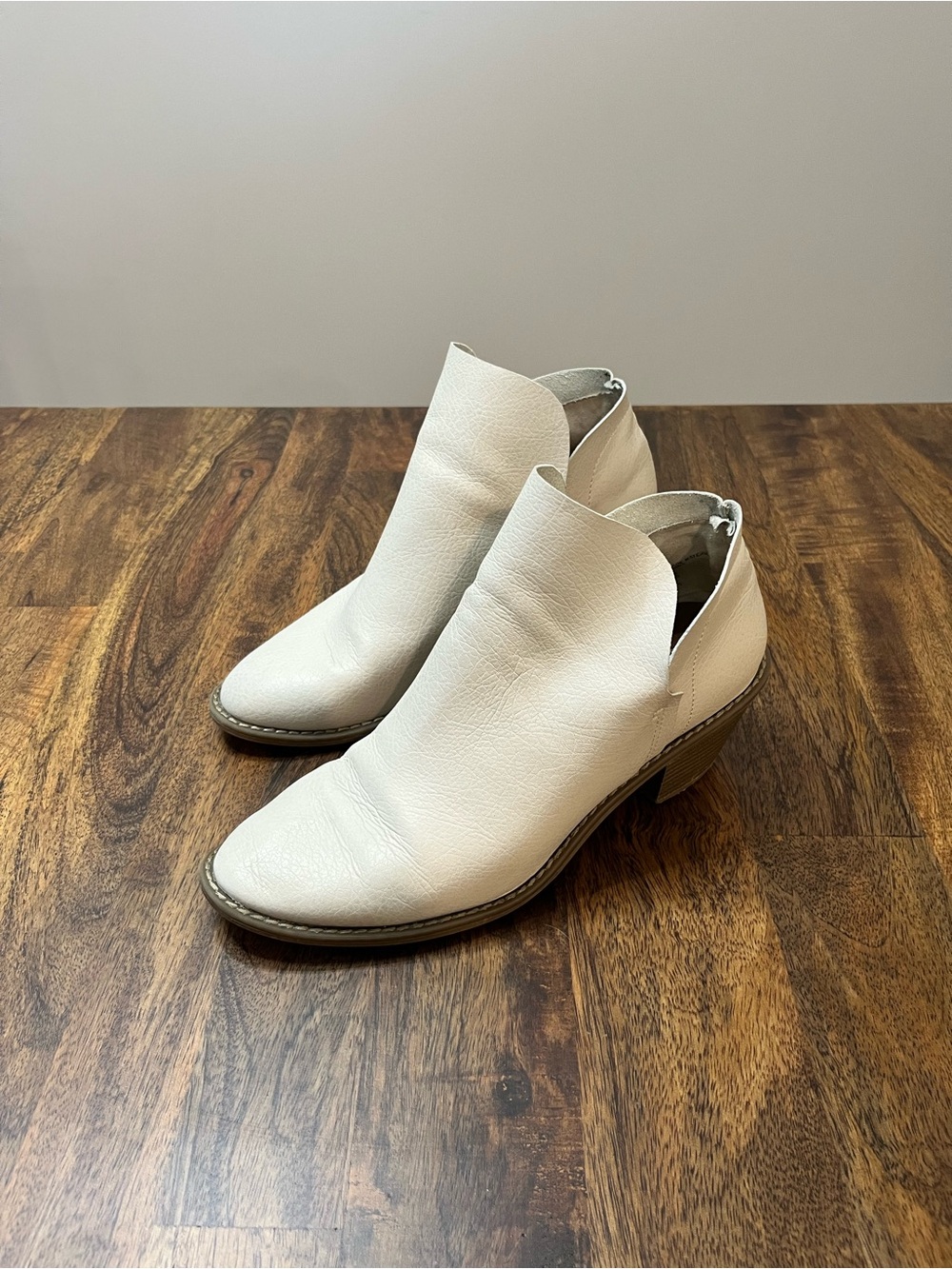 Universal Thread Women's Cream Ankle Booties - Sleek Cutout Design